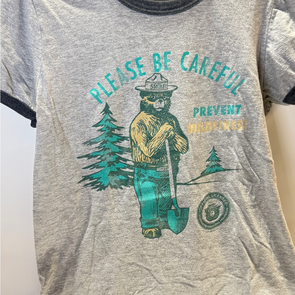 *SOLD* Gray Smokey Bear Graphic T-Shirt